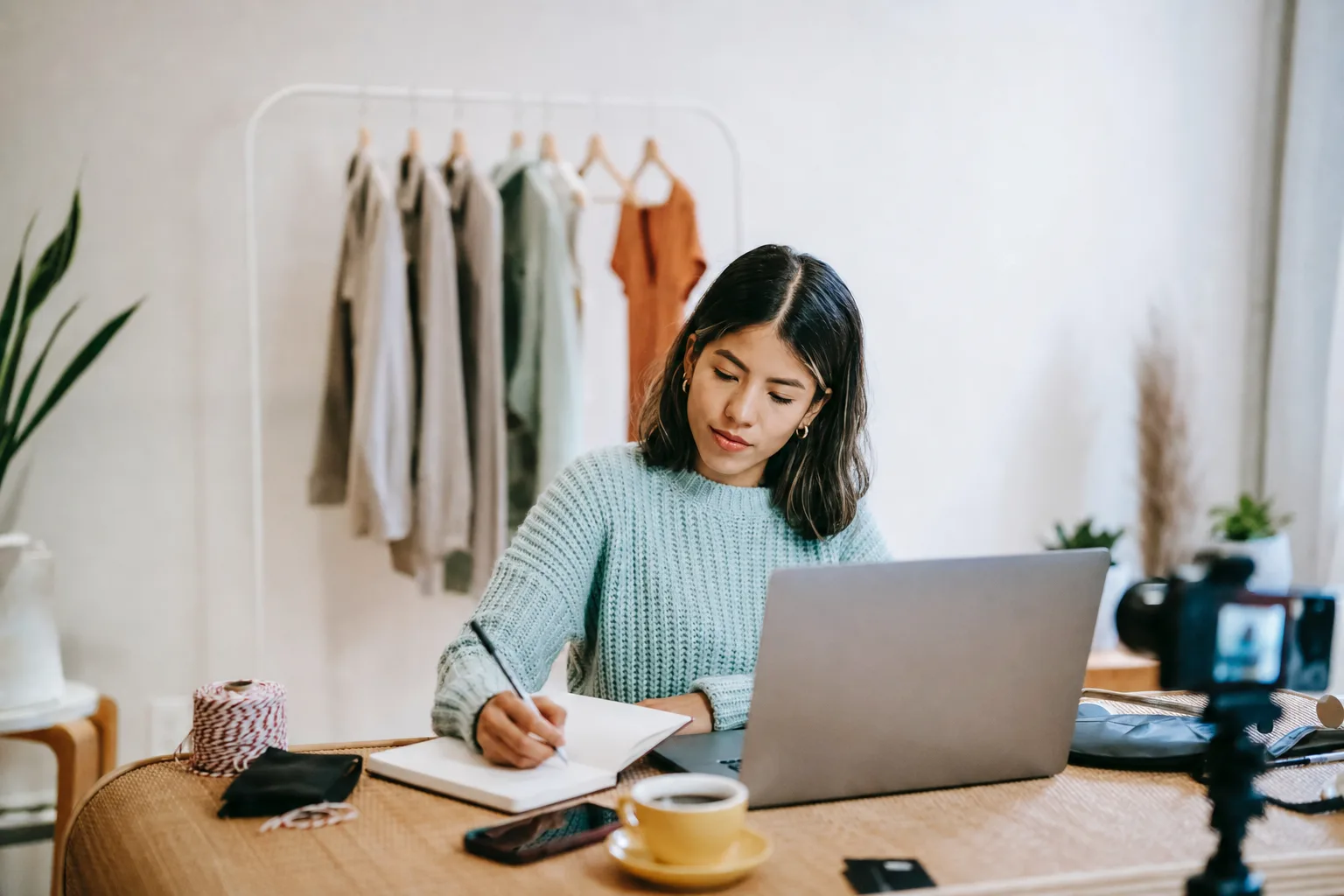 The Ultimate Guide to Negotiating Influencer Contracts (With Email Templates and Red Flags)